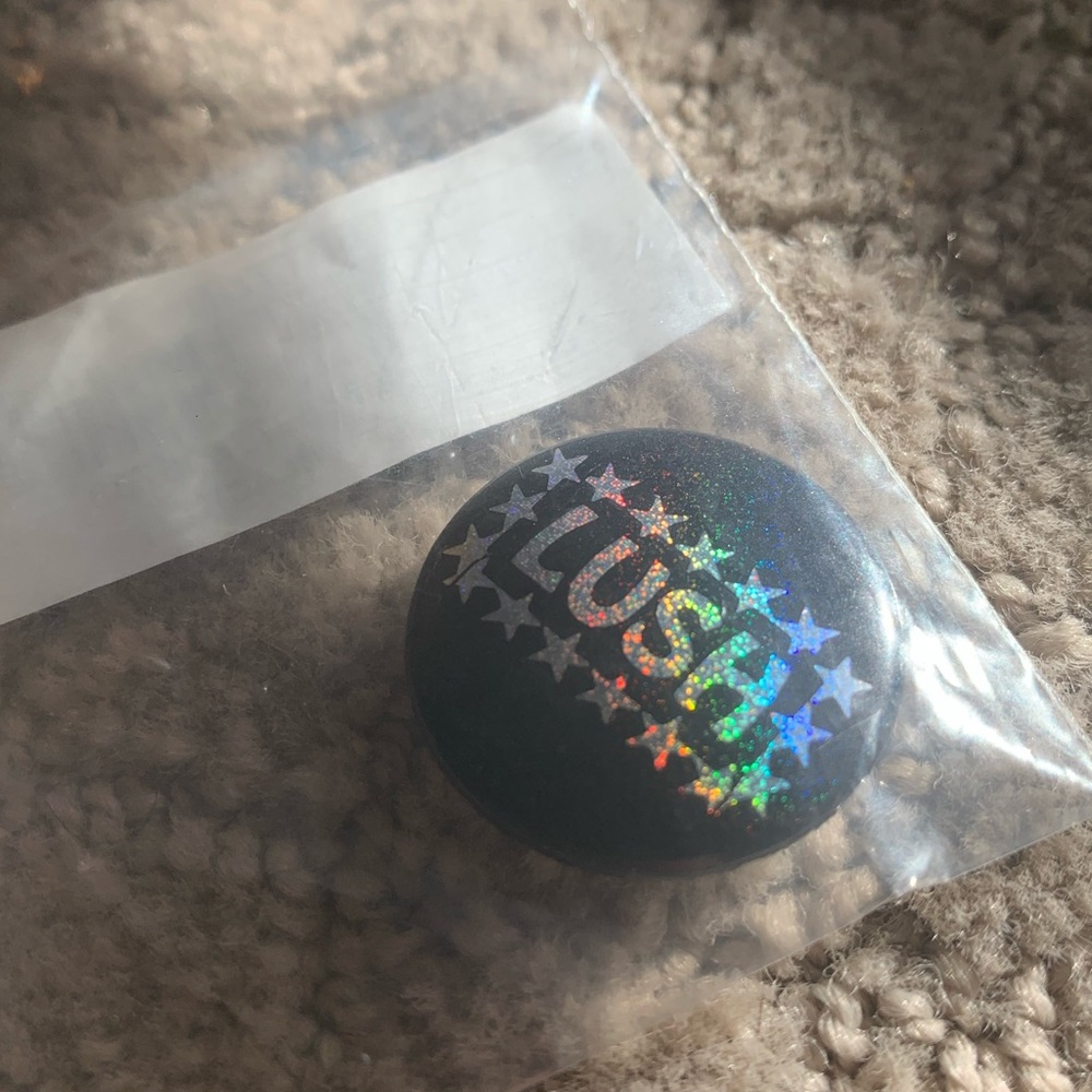 NWT Supreme Lush pin - Picture 2 of 4